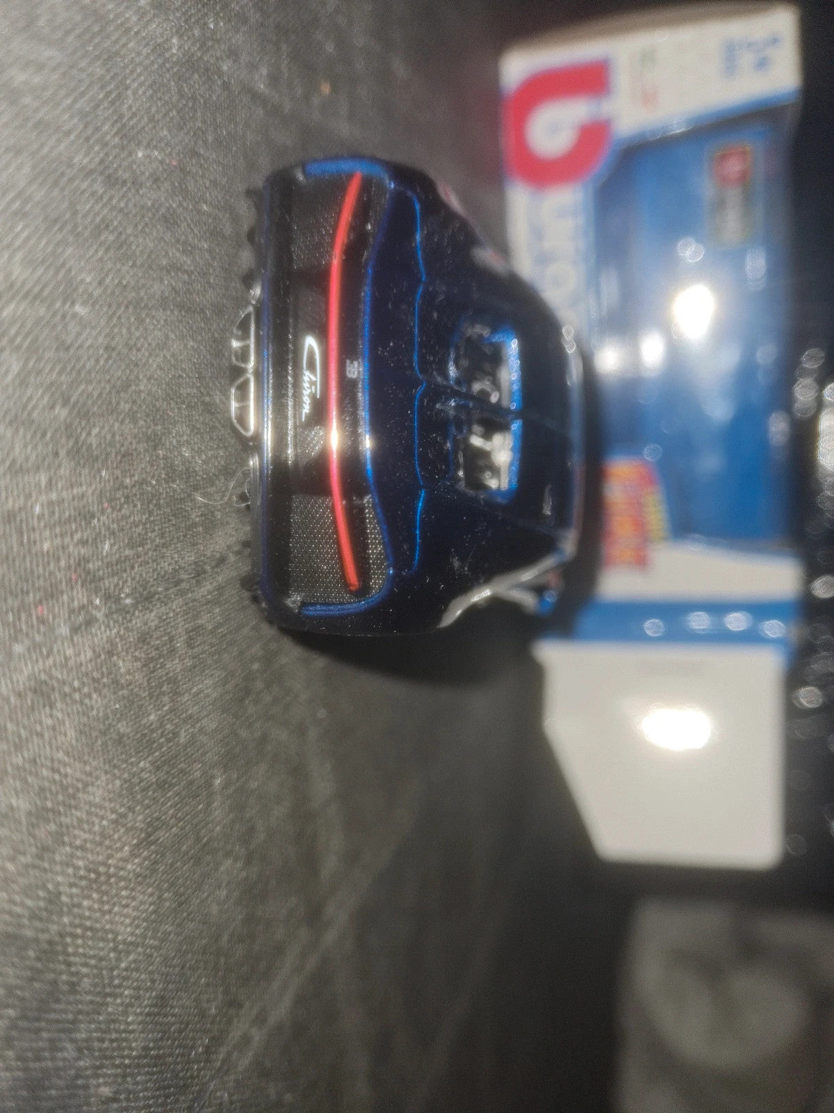 Bugatti Chiron bleu 1/43 métal Burago